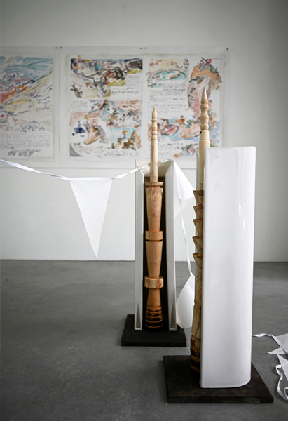 Sculpture made of ceramic and wood